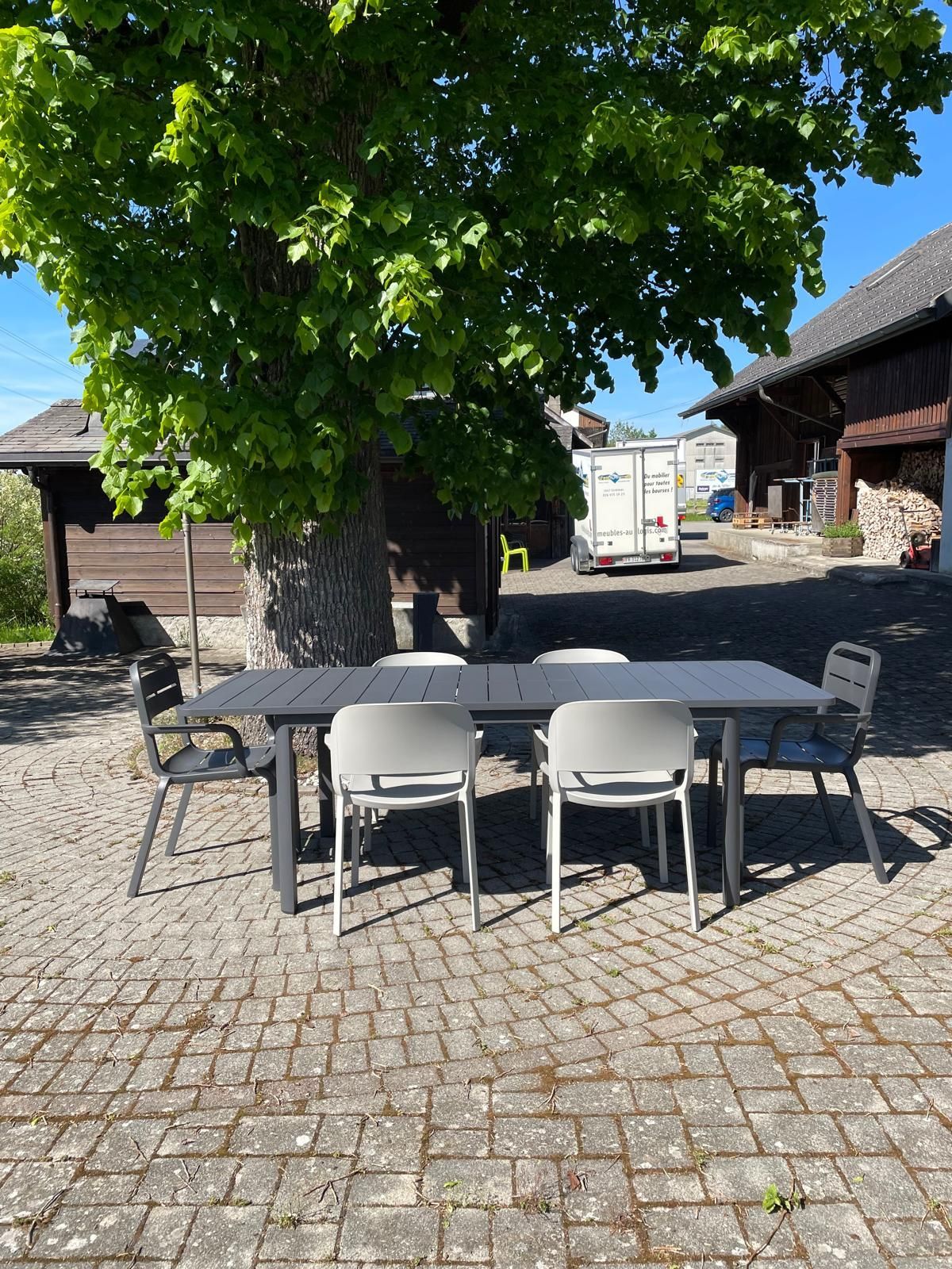 Table extensible Cannes + Fauteuil Cannes Grofillex + Fauteuil Dome 265 Pedrali Au Logis Ameublements