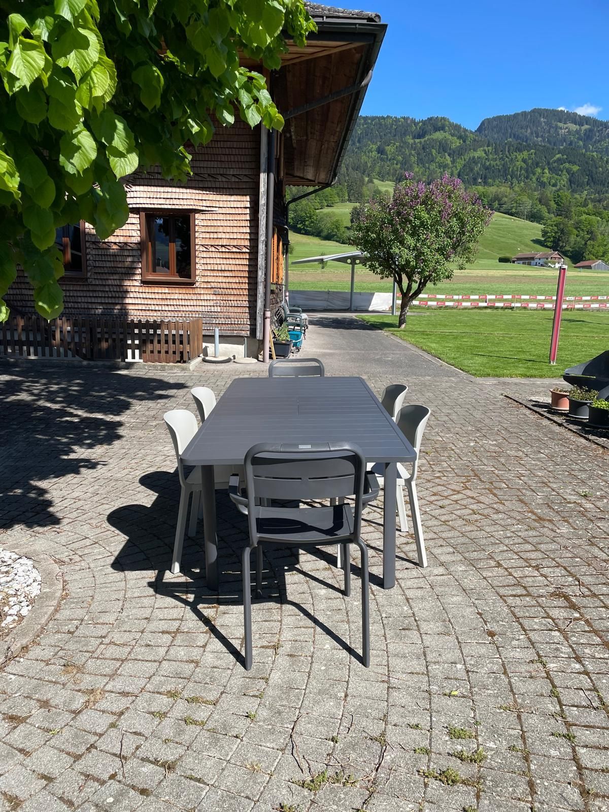 Table extensible Cannes + Fauteuil Cannes Grofillex + Fauteuil Dome 265 Pedrali Au Logis Ameublements