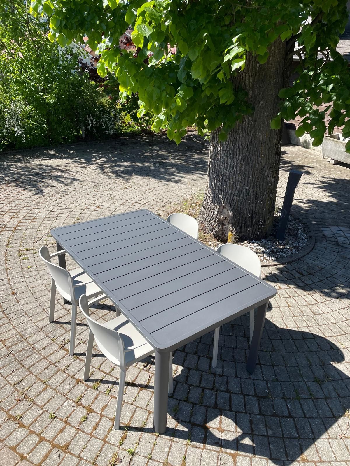 Table extensible Cannes + Fauteuil Cannes Grofillex + Fauteuil Dome 265 Pedrali Au Logis Ameublements