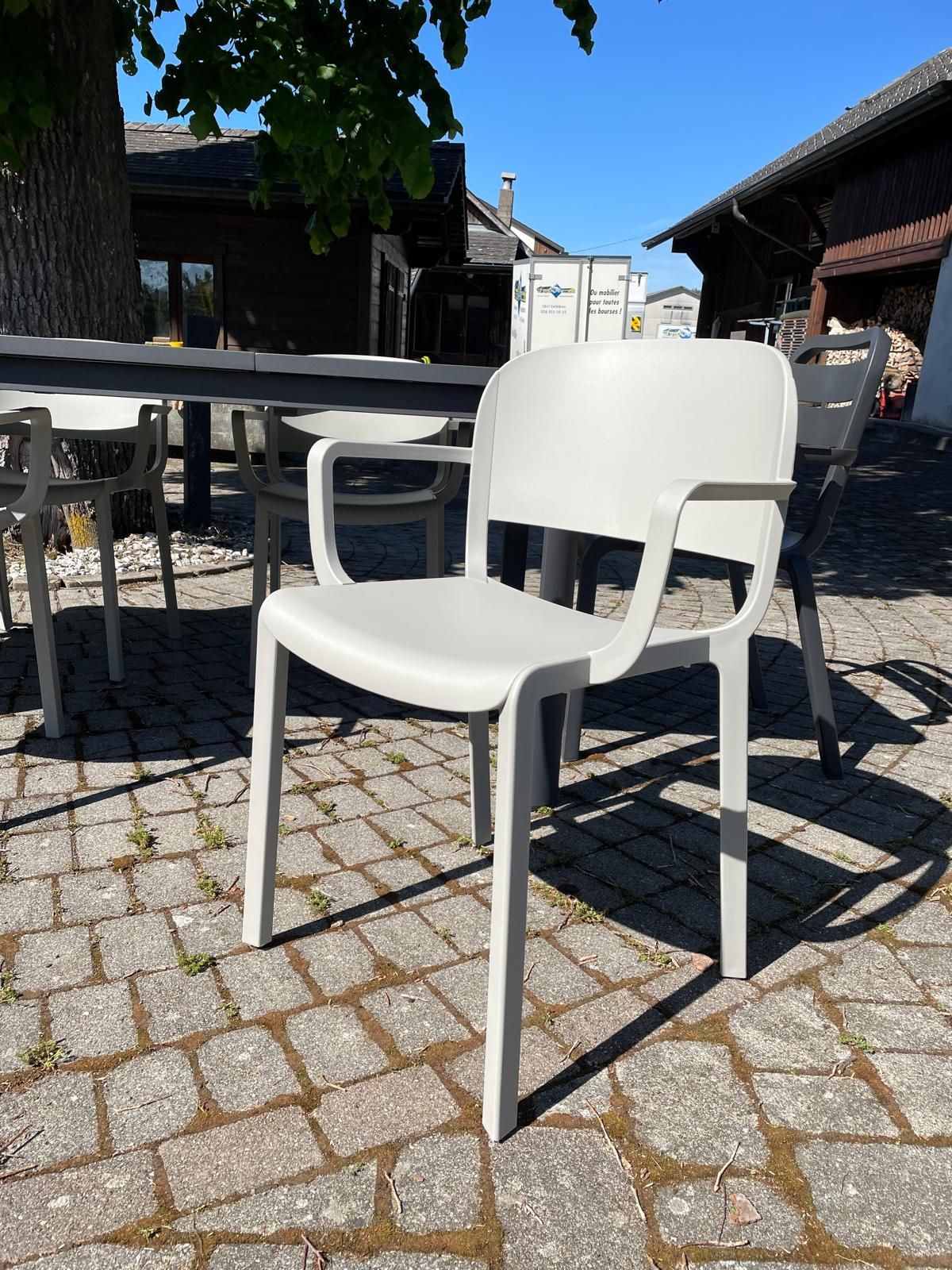Table extensible Cannes + Fauteuil Cannes Grofillex + Fauteuil Dome 265 Pedrali Au Logis Ameublements