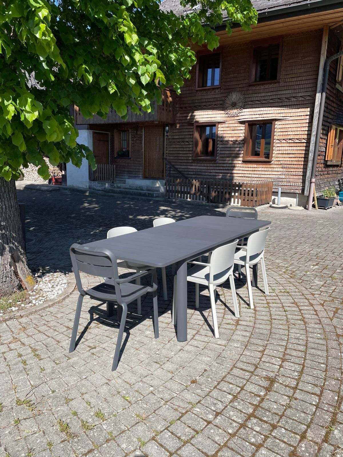 Table extensible Cannes + Fauteuil Cannes Grofillex + Fauteuil Dome 265 Pedrali Au Logis Ameublements