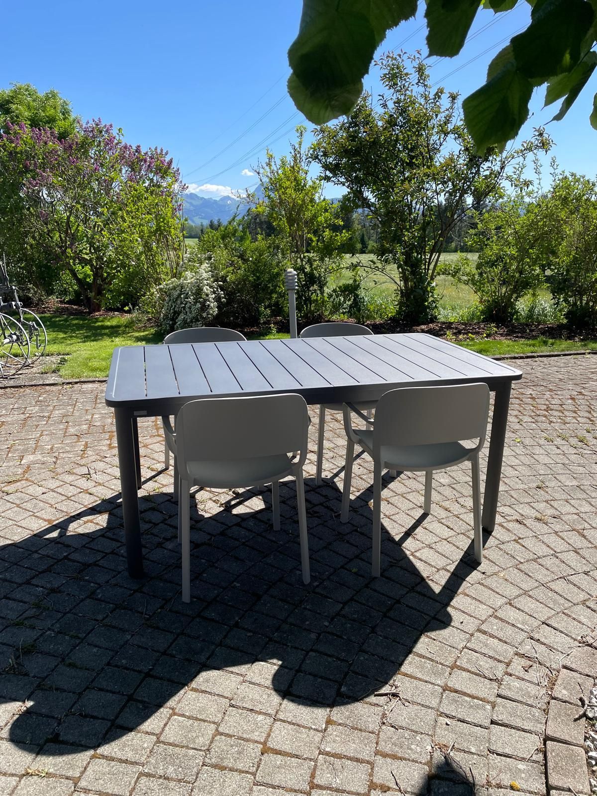 Table extensible Cannes + Fauteuil Cannes Grofillex + Fauteuil Dome 265 Pedrali Au Logis Ameublements