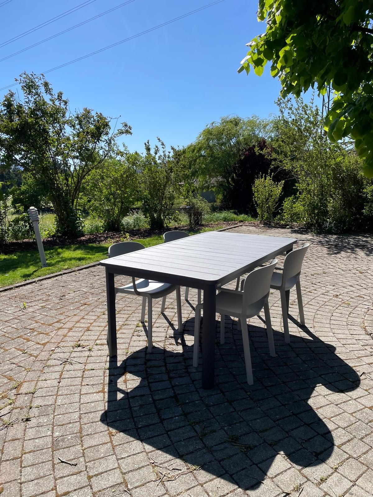 Table extensible Cannes + Fauteuil Cannes Grofillex + Fauteuil Dome 265 Pedrali Au Logis Ameublements