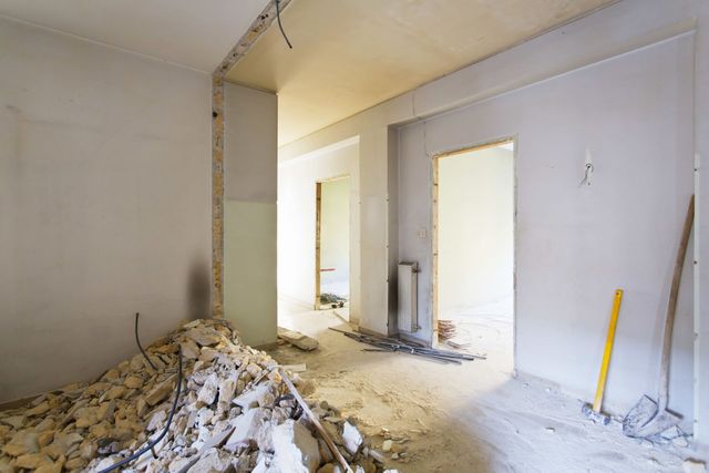 Brenig Instandsetzungs GmbH – Renovierung eines Badezimmers mit hölzernem Boden und modernen beigen Fliesen an den Wänden