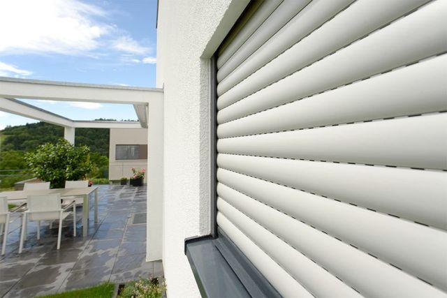 Brenig Instandsetzungs GmbH – Nahaufnahme eines geschlossenen Rollladens an einem Fenster