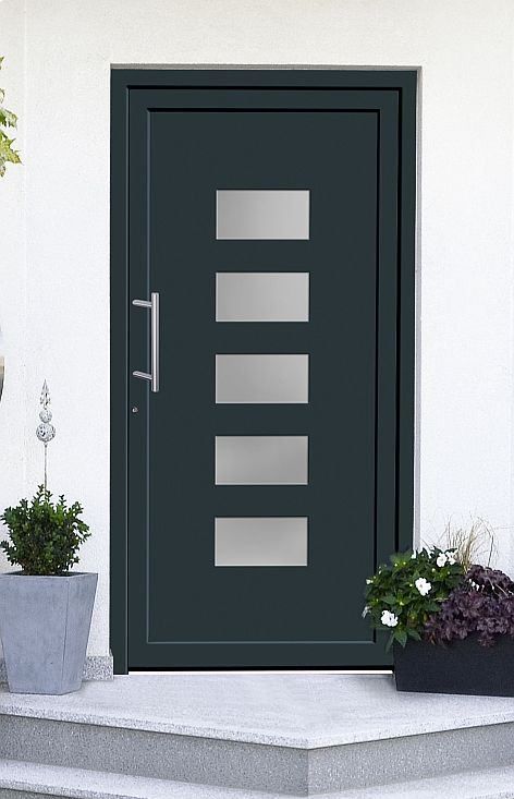 Brenig Instandsetzungs GmbH – hochwertige Haustür aus dunklem Stahl mit quadratischen Glaseinlagen zentriert