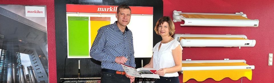 Brenig Instandsetzungs GmbH – Herr und Frau Brenig posieren mit einem Prospekt für ein Foto
