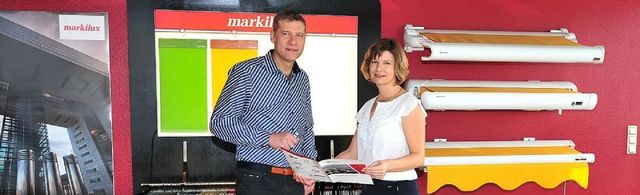 Brenig Instandsetzungs GmbH – Herr und Frau Brenig posieren mit einem Prospekt für ein Foto