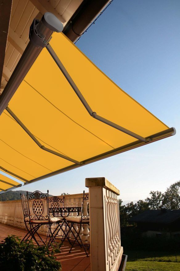 Brenig Instandsetzungs GmbH – gelbe Markise vor einem blauen Himmel