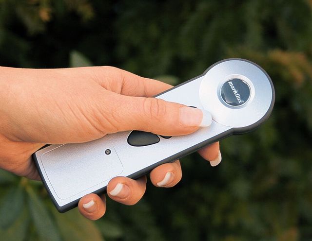 Brenig Instandsetzungs GmbH – Hand mit Fernbedienung