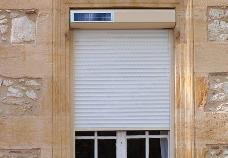 Brenig Instandsetzungs GmbH – solarbetriebenes Rollladensystem an einem Fenster, historische Steinfassade