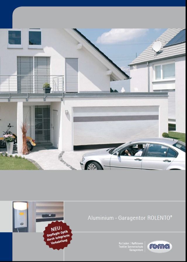Brenig Instandsetzungs GmbH – Weißes Haus mit Vorgarten und Garage, Mann im Auto vor Garage