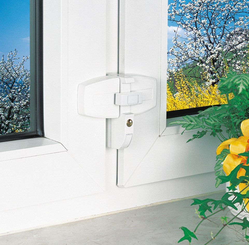 Brenig Instandsetzungs GmbH – Sicht auf ein Fensterscharnier mit eingearbeitetem Schließmechanismus