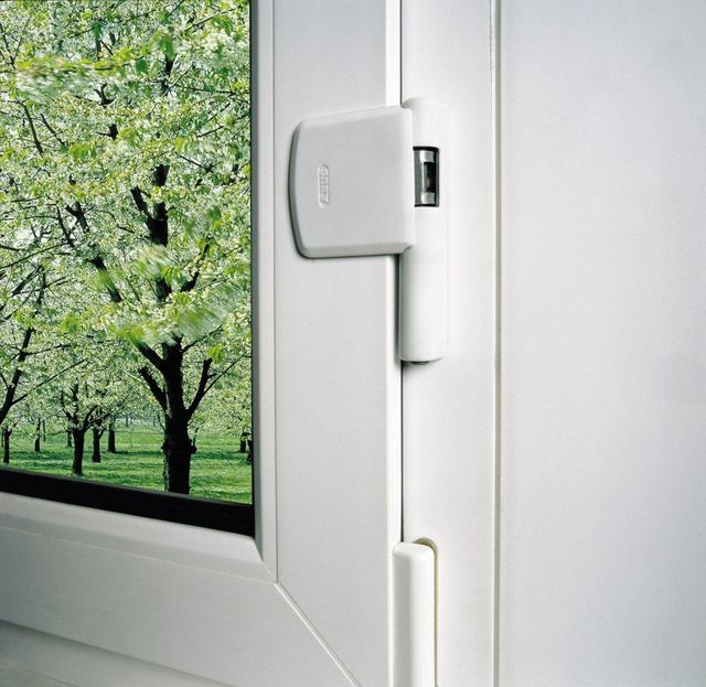 Brenig Instandsetzungs GmbH – Nahaufnahme eines Sicherheitsschlosses an einem Fenster