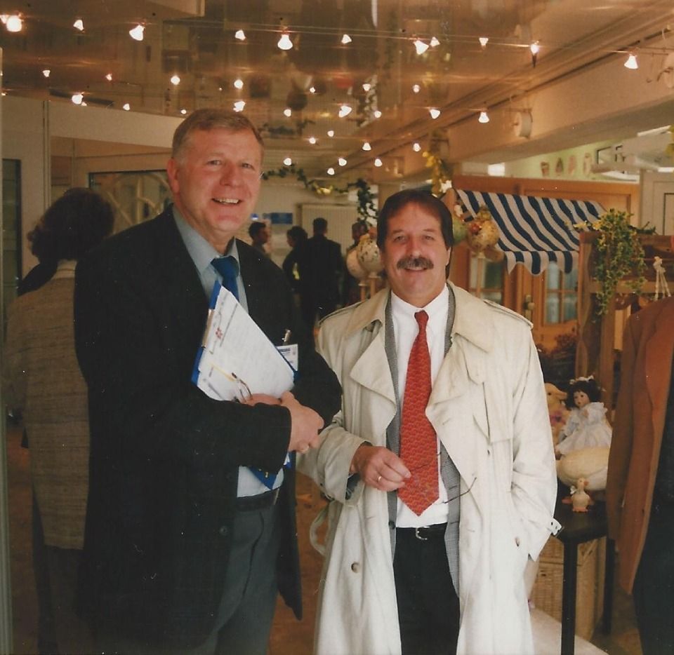 Brenig Instandsetzungs GmbH – zwei Herren in Anzügen posieren gemeinsam für ein Foto