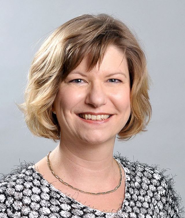 Brenig Instandsetzungs GmbH – Katze auf buntem Kissen in Gartenstuhl