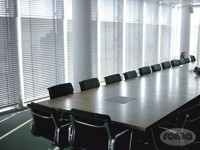 Brenig Instandsetzungs GmbH – Büro mit modernen weißen Jalousien