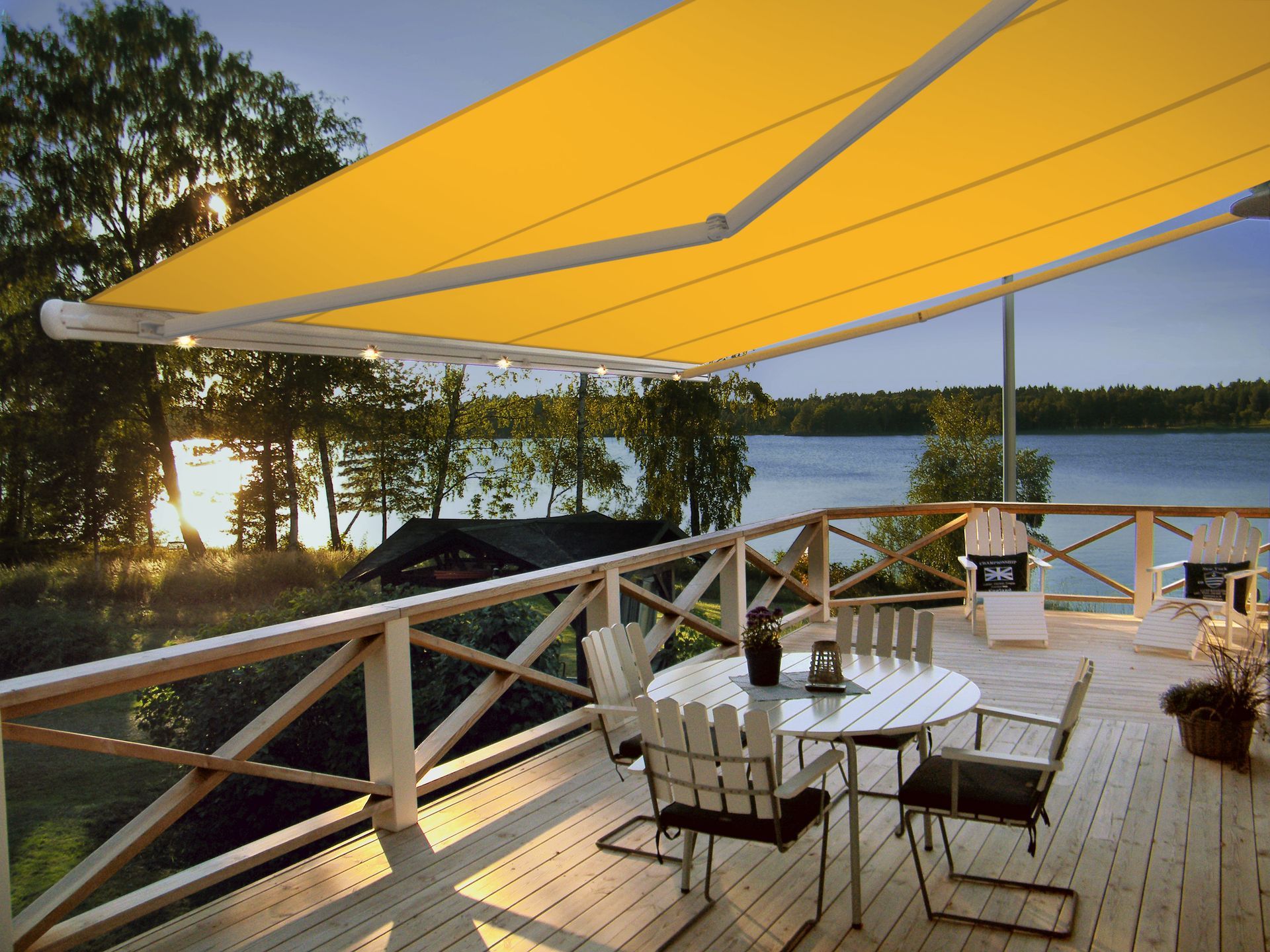 Brenig Instandsetzungs GmbH – Eine Terrasse am See mit orangener Markise