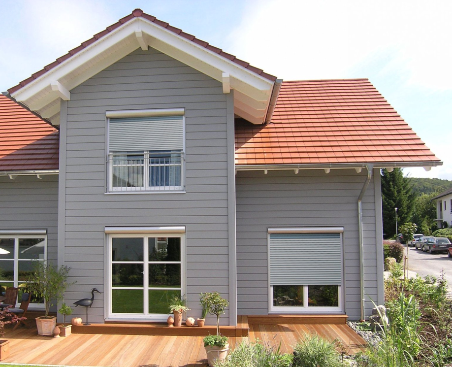 Brenig Instandsetzungs GmbH – halb geöffnete Rollladen, befestigt an einem modernen grauen Haus