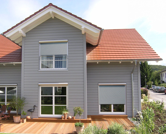 Brenig Instandsetzungs GmbH – halb geöffnete Rollladen, befestigt an einem modernen grauen Haus