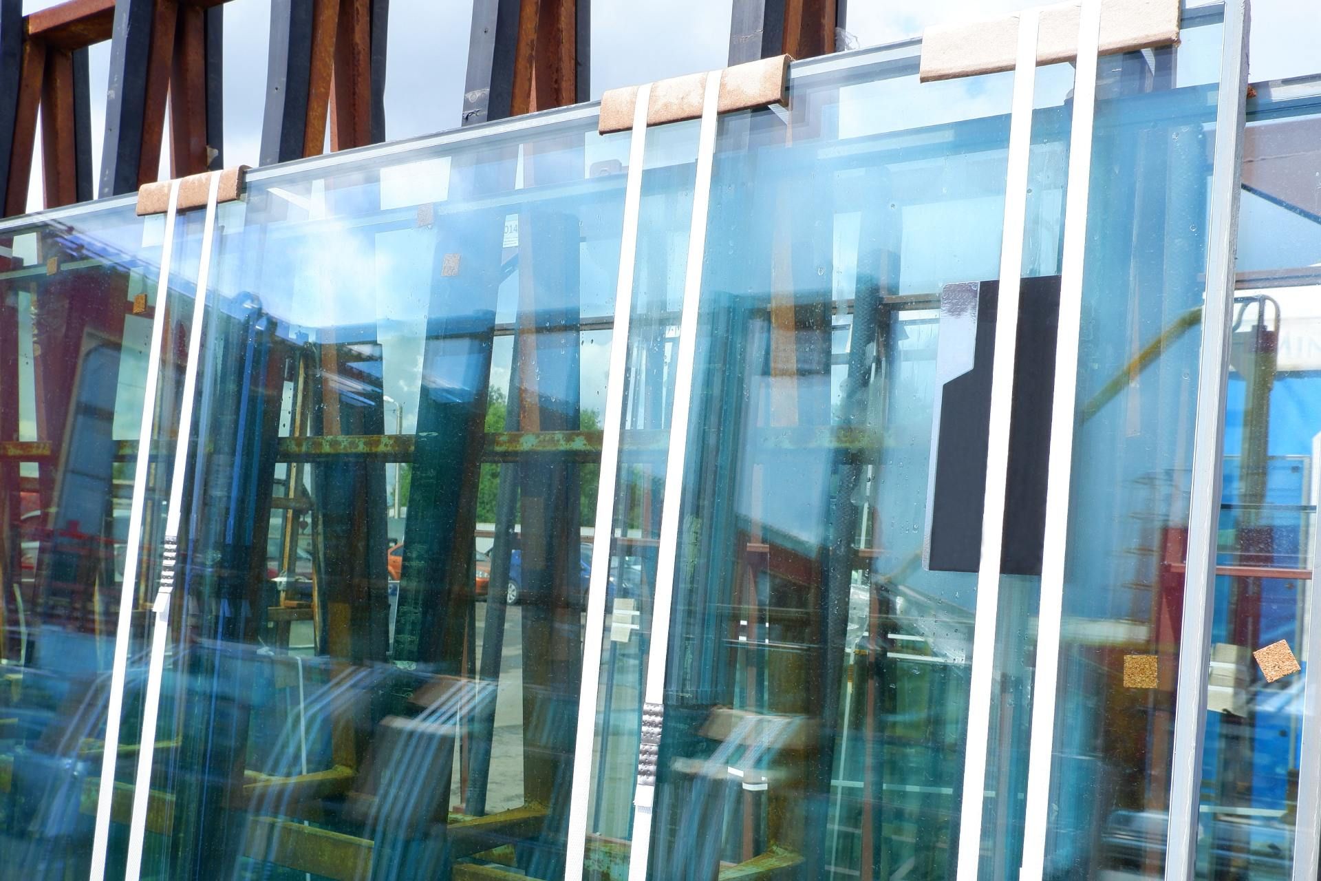 Brenig Instandsetzungs GmbH – Terrassenfenster eines modernen Wohnhauses mit halb heruntergelassenen Rollläden
