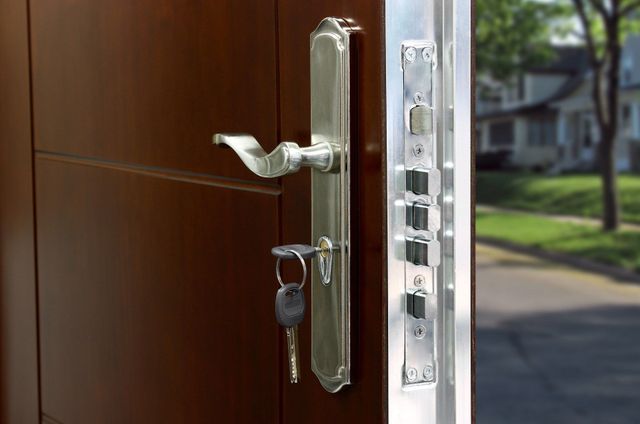 Brenig Instandsetzungs GmbH – Hausecke mit passgenauem Rollladensystem an Eckfenstern