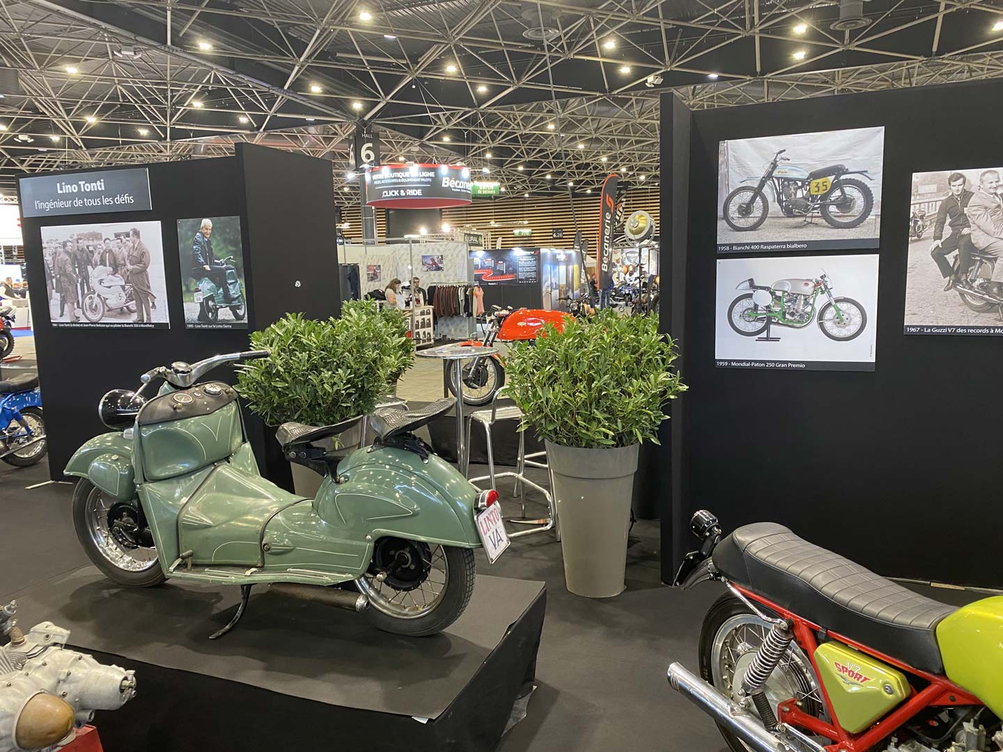 Salon moto avec décoration végétale