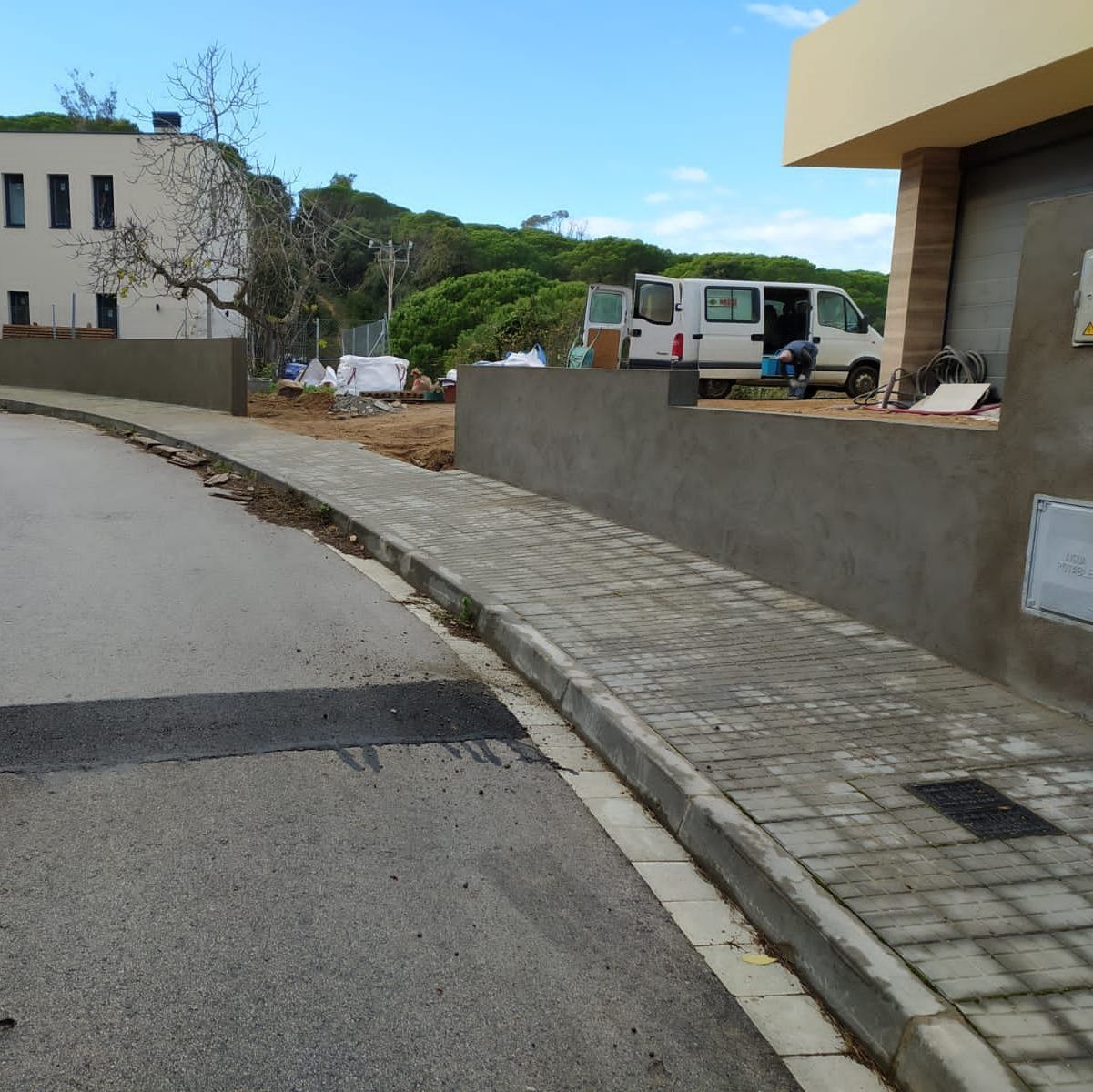 Una camioneta blanca está estacionada al costado de la carretera
