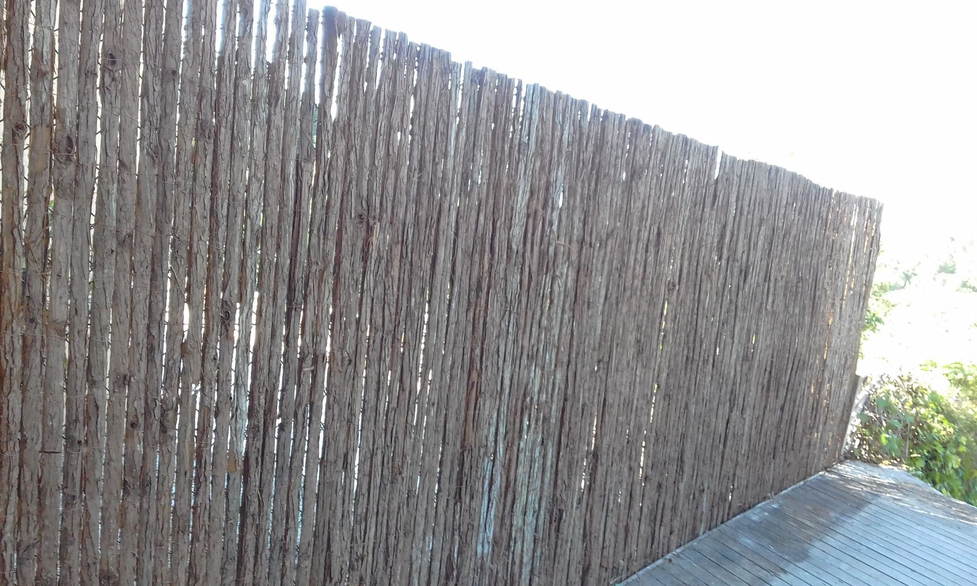 Una gran valla de madera se encuentra encima de una plataforma de madera.