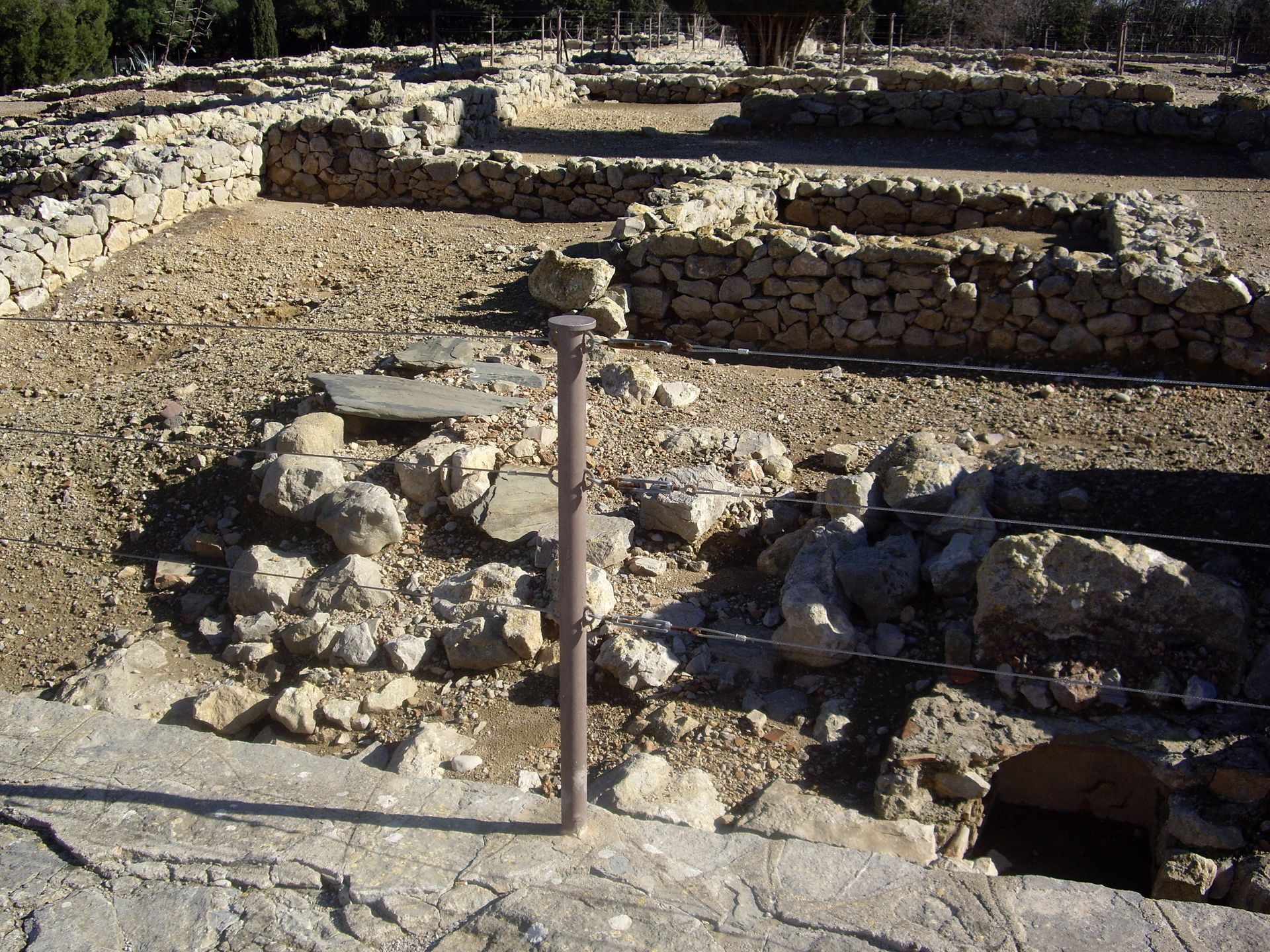 Un área cercada con muchas rocas y tierra.