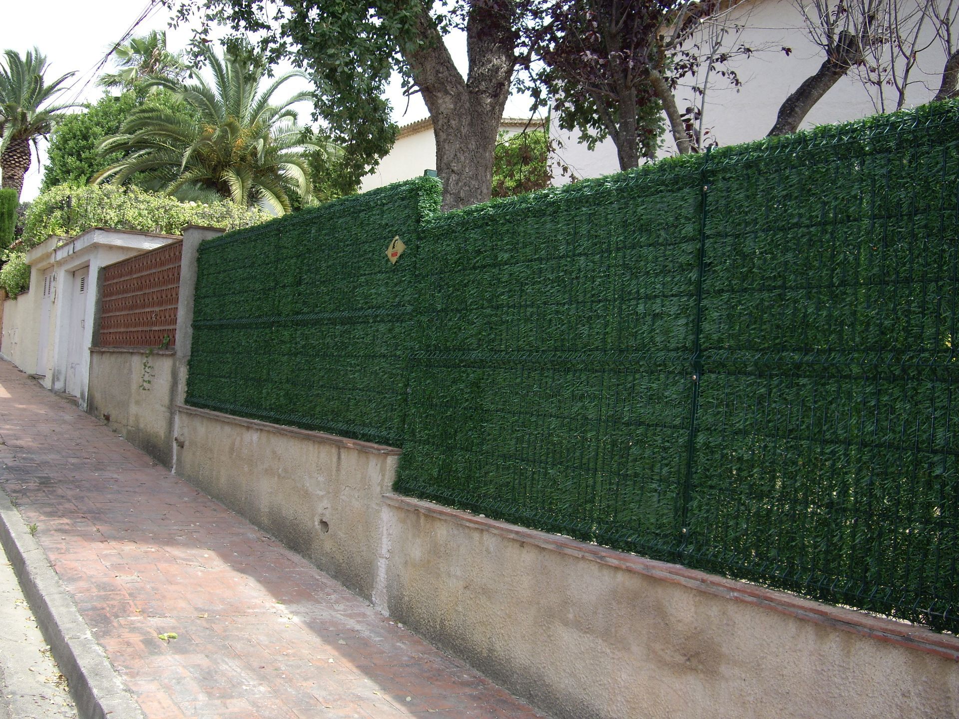 Una valla con muchas hojas verdes.