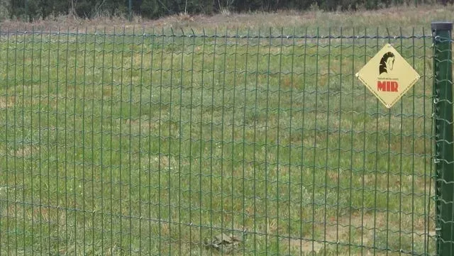 Una valla con un cartel que dice