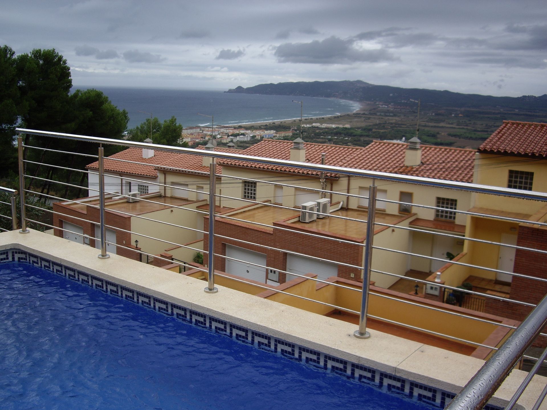 Una piscina con vista a la ciudad y al océano.