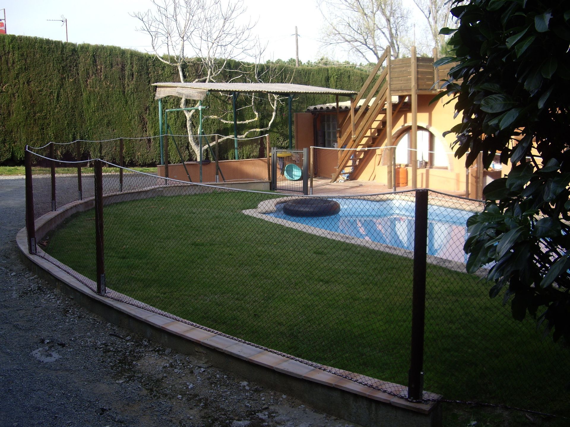 Una casa con piscina delante