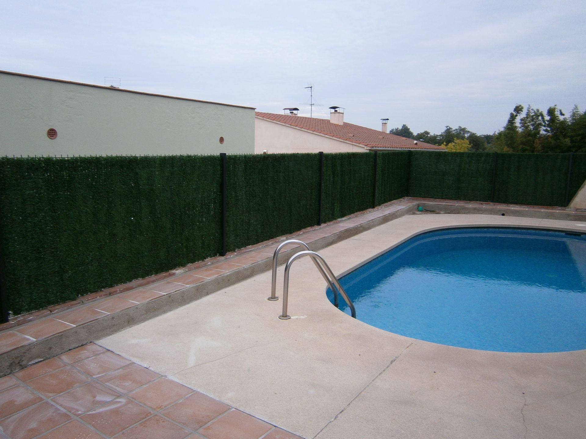 Una piscina con una valla que la rodea