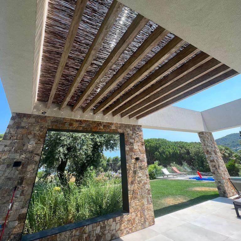 Una gran ventana con vista a un exuberante campo verde.