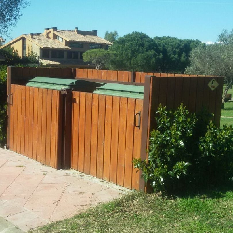 Una valla de madera con un cartel que dice 'a' en ella