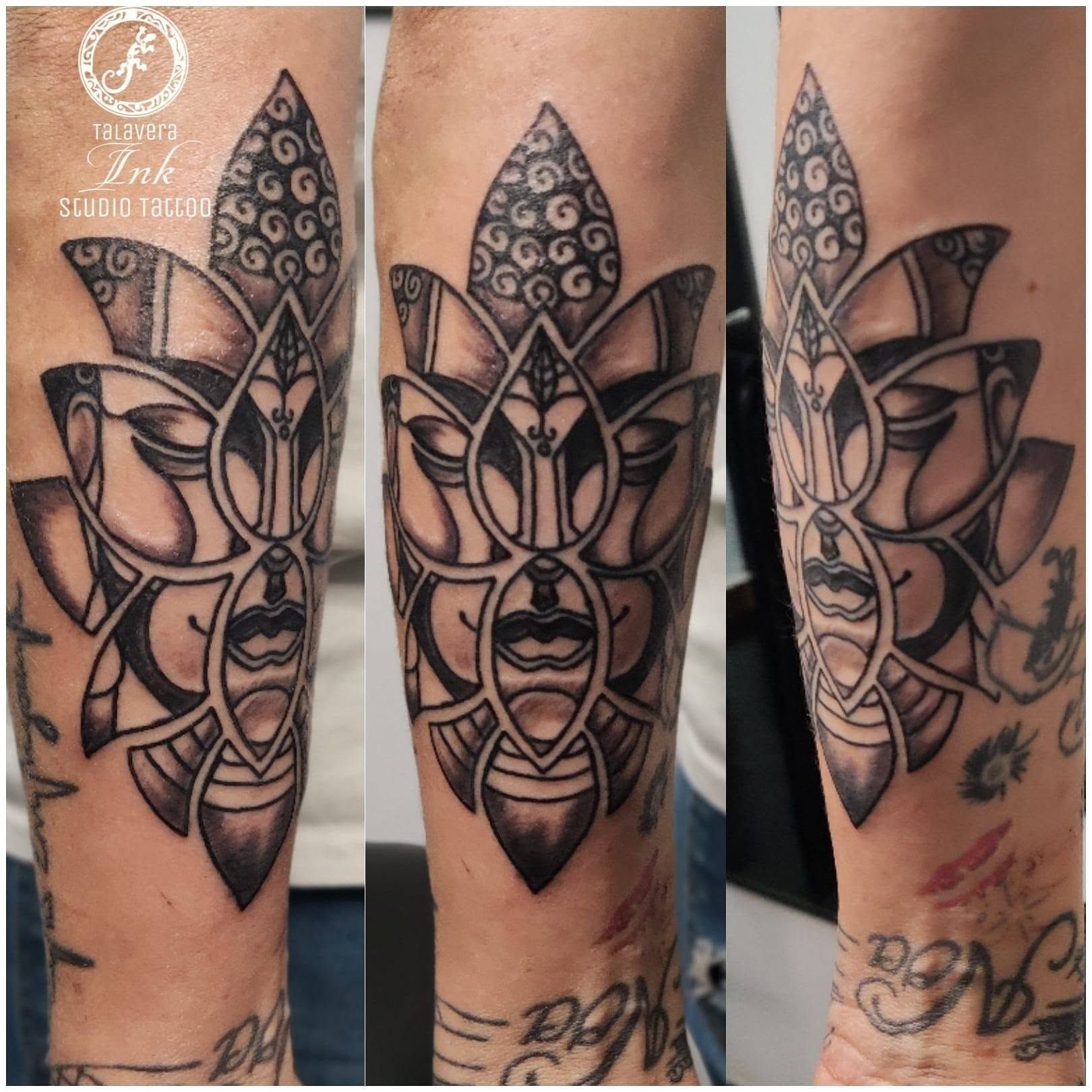 Tres vistas de un tatuaje floral en negro y gris en la parte superior del brazo, con un rostro