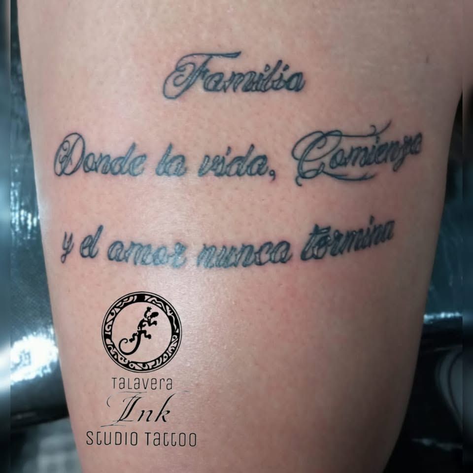 Primer plano de un tatuaje en la piel que dice «Familia» y «Donde la vida comienza y el amor nunca termina»