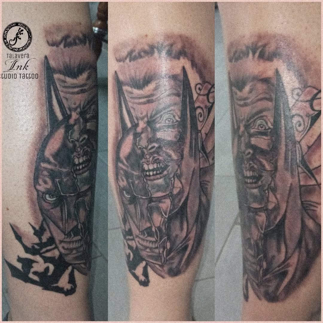 Tres vistas de un tatuaje de la cara de un demonio en negro y gris en un antebrazo