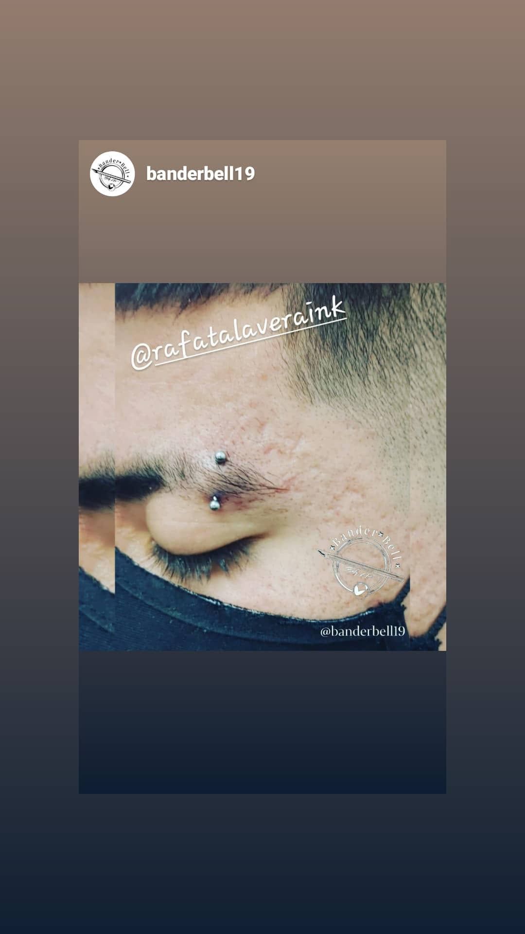 Primer plano de un rostro con un piercing en la nariz, parcialmente cubierto por una mascarilla oscura, con texto blanco superpuesto.