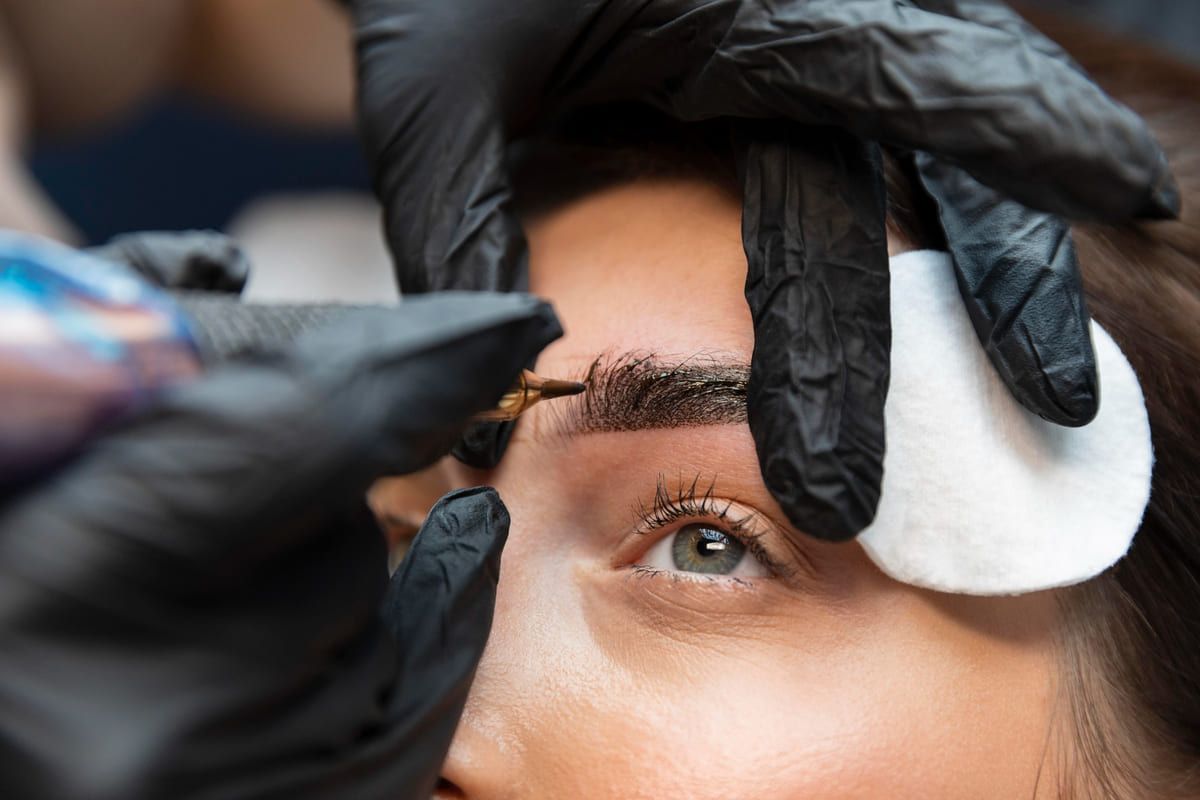 Primer plano de un rostro con piercings en ambas fosas nasales y los labios en una expresión neutra.