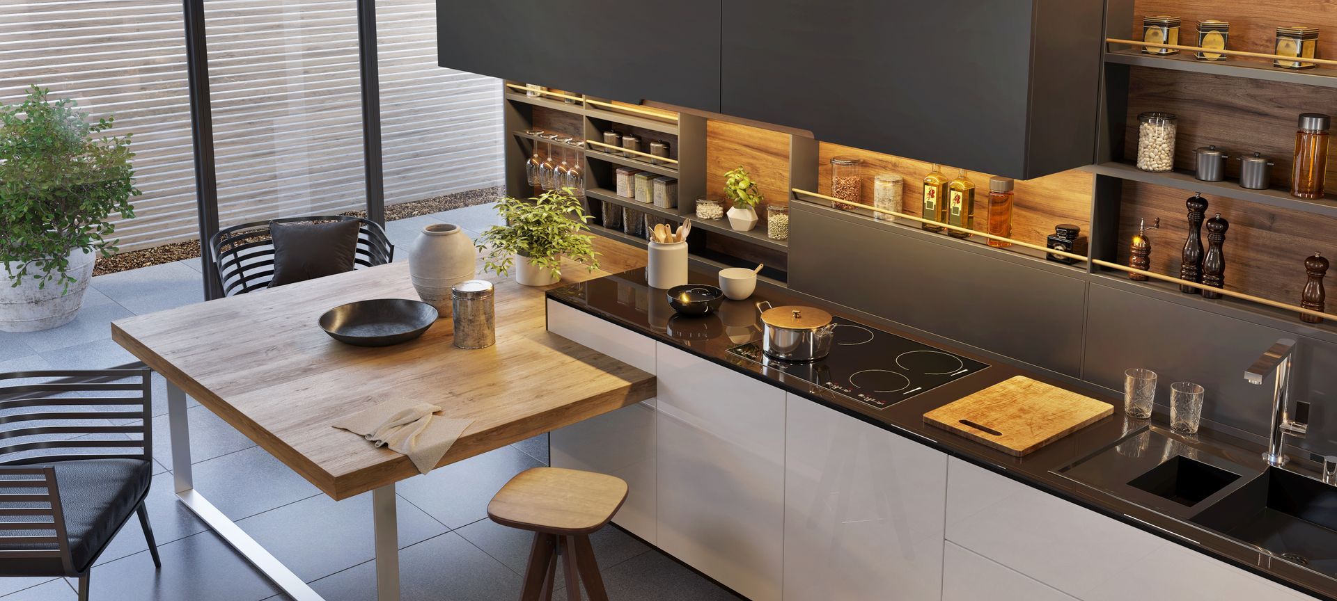 Cuisine moderne avec comptoirs noirs, îlot central en bois et tabourets près de grandes fenêtres
