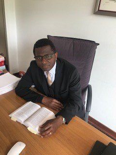 Maître DIALLO dans son bureau