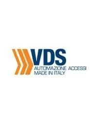 Logotipo de VDS Automazione Accessi, con tres galones naranjas a la izquierda del texto azul oscuro