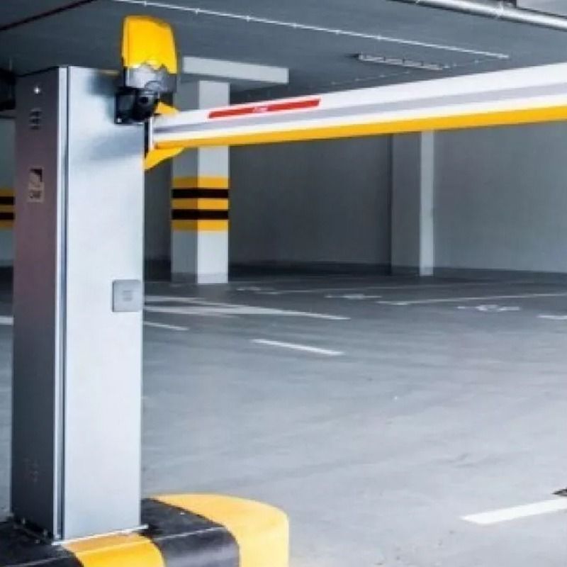 Un estacionamiento con una barrera amarilla y blanca