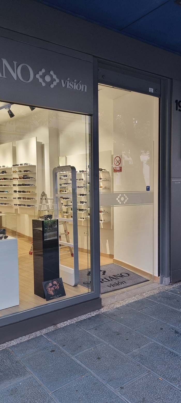 Entrada de una tienda. El letrero dice