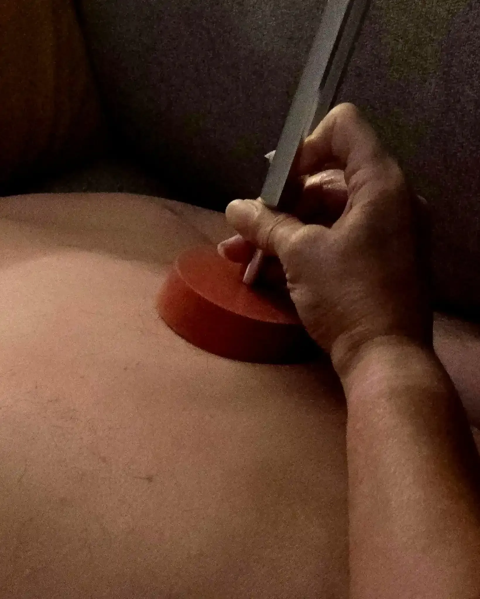 Una persona presiona un diapasón