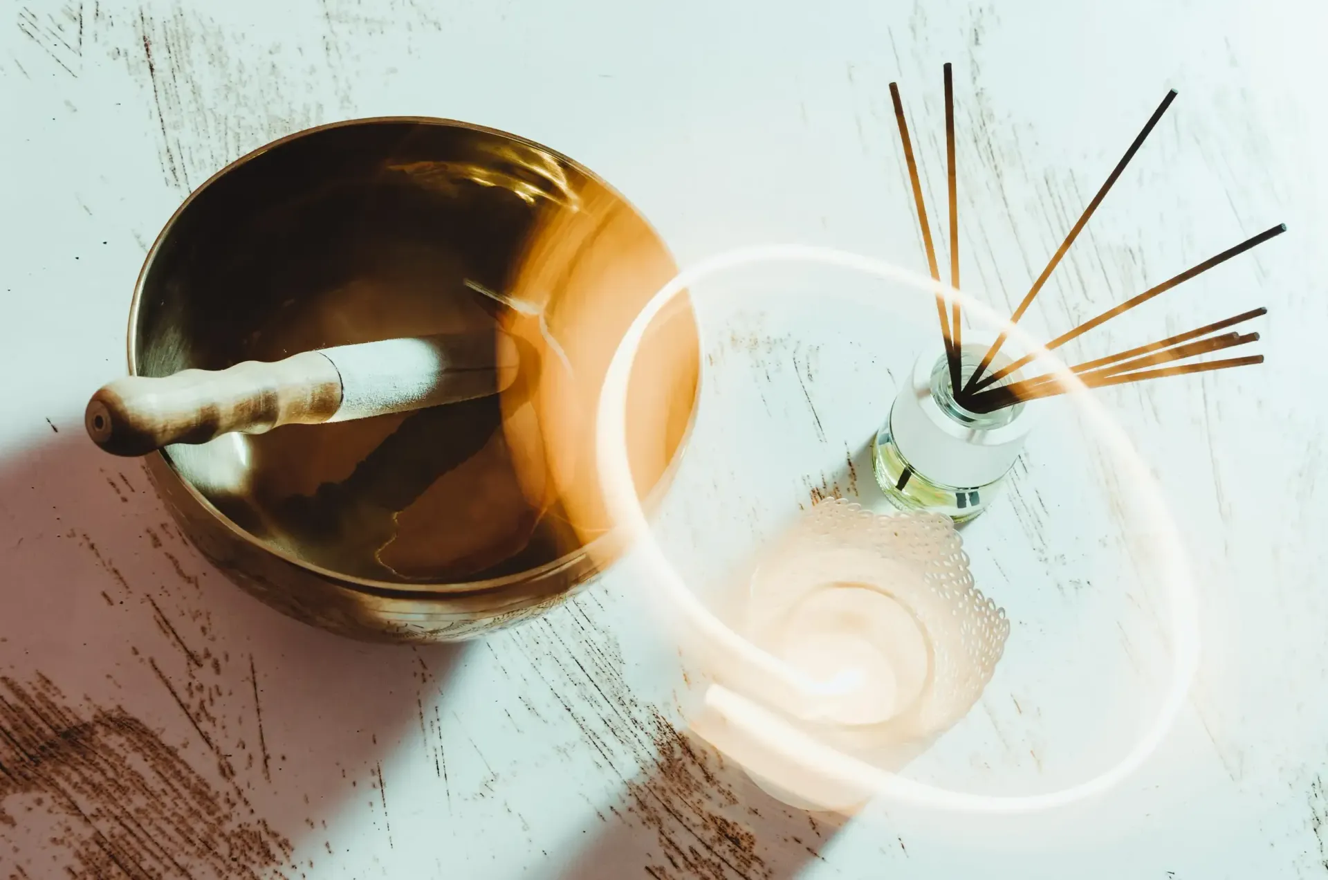 Un cuenco tibetano de latón con su mazo