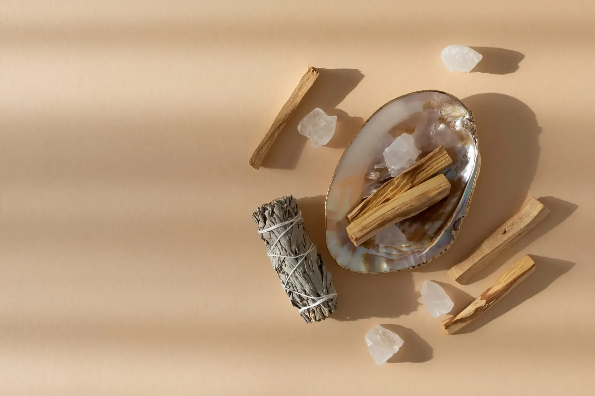 Un manojo de palo santo, un sahumerio de salvia y cristales de cuarzo